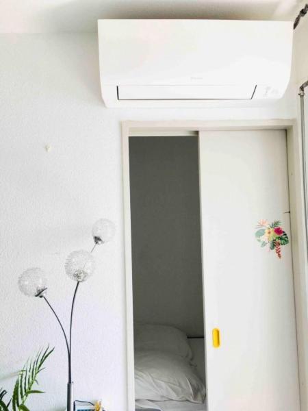 studio 25m2 climatisé - wifi gratuit - situé 150 metres mer - parking - avec balcon La Grande Motte Extérieur photo