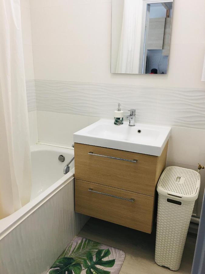 studio 25m2 climatisé - wifi gratuit - situé 150 metres mer - parking - avec balcon La Grande Motte Extérieur photo